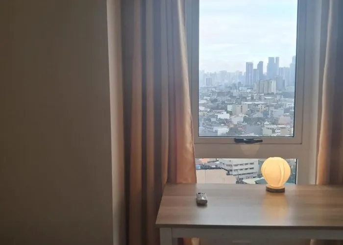 2br Staycation With Movie Projector *